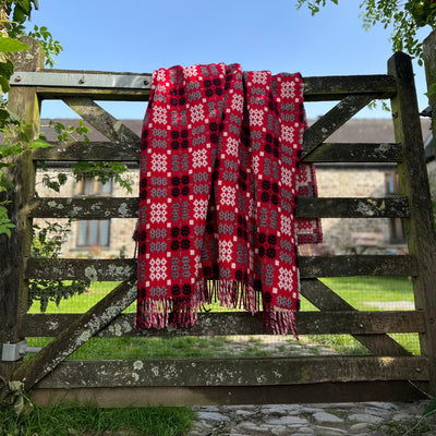 Welsh Tapestry Throw – Coch, Gwyn & Du