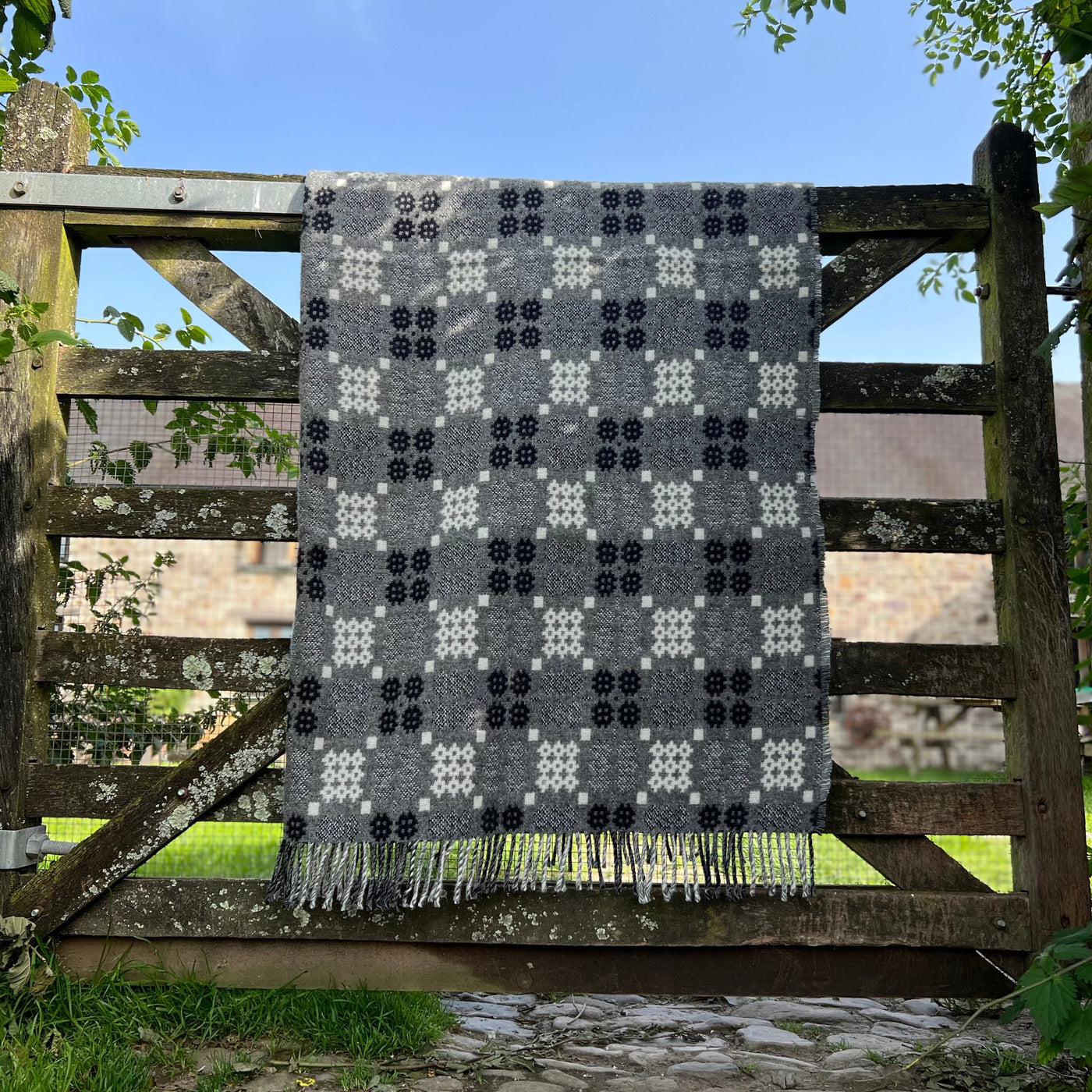 Welsh Tapestry Throw - Llwyd, Du & Gwyn