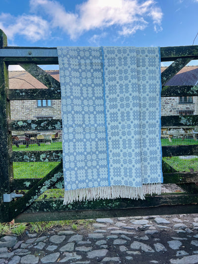 Welsh Tapestry Throw - Glas Golau & Gwyn