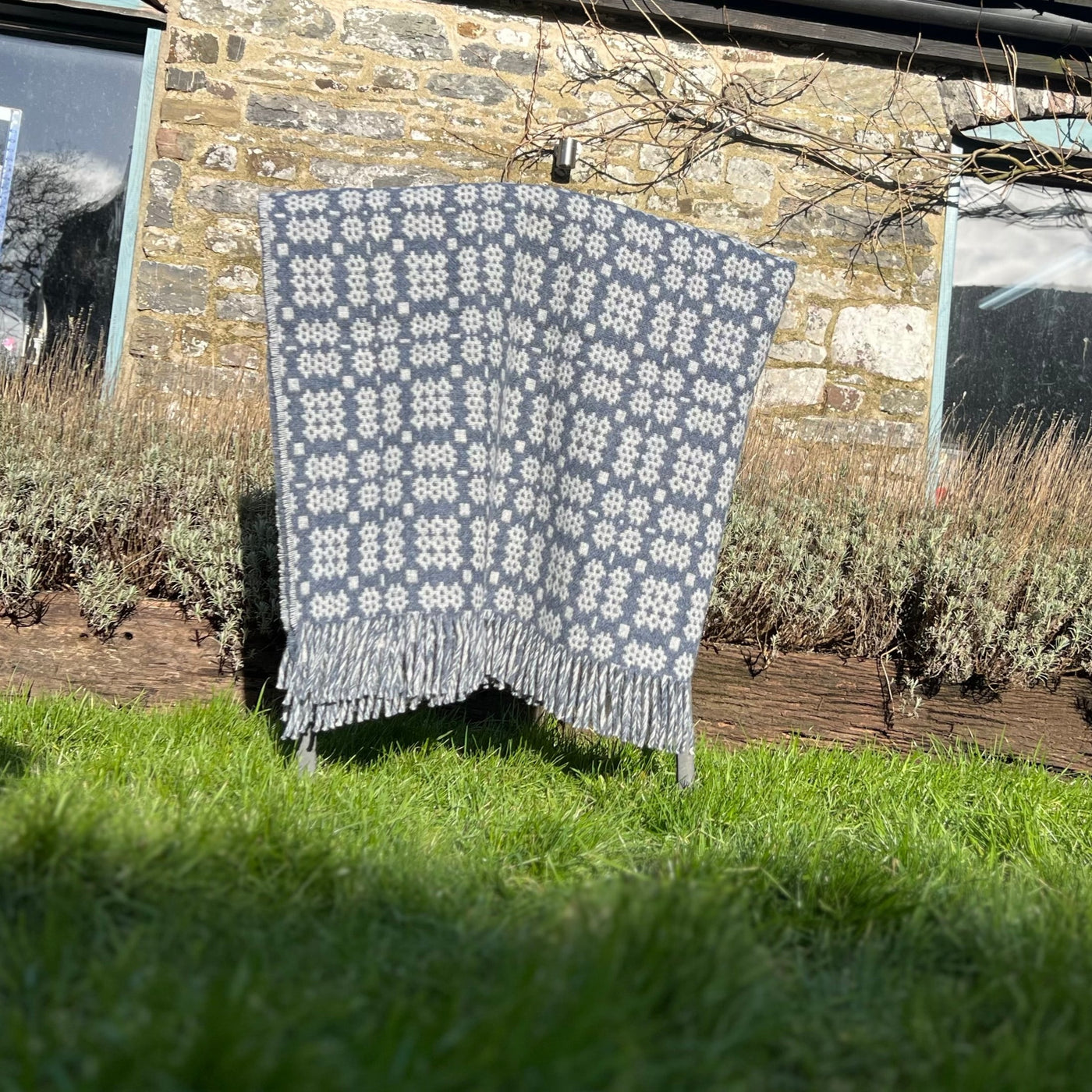 Welsh Tapestry Throw - Glas Golau & Llwyd
