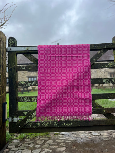 Welsh Tapestry Throw - Pinc Poeth