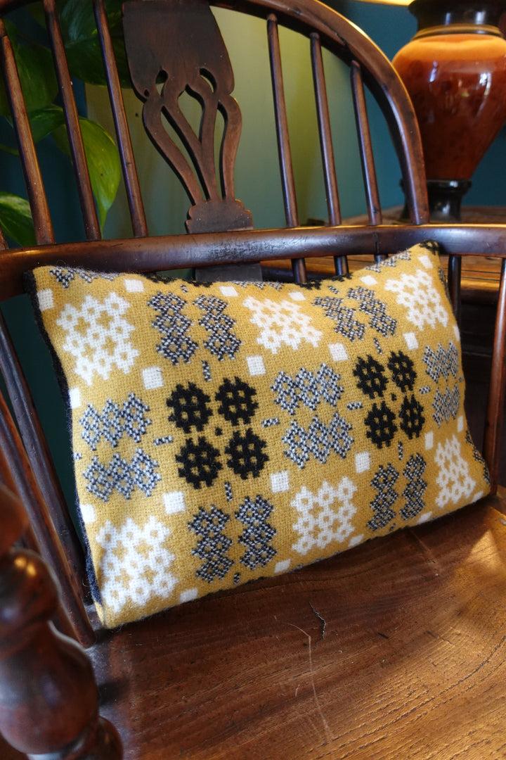 Throw / Blanket - Welsh Tapestry / Carthen Ysgafn