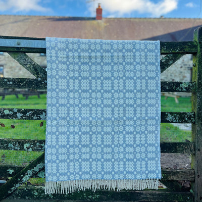 Welsh Tapestry Throw - Glas Golau & Gwyn