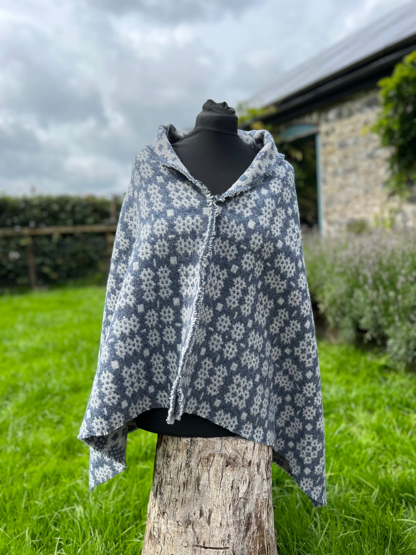 Welsh Tapestry Poncho - Glas Golau & Llwyd