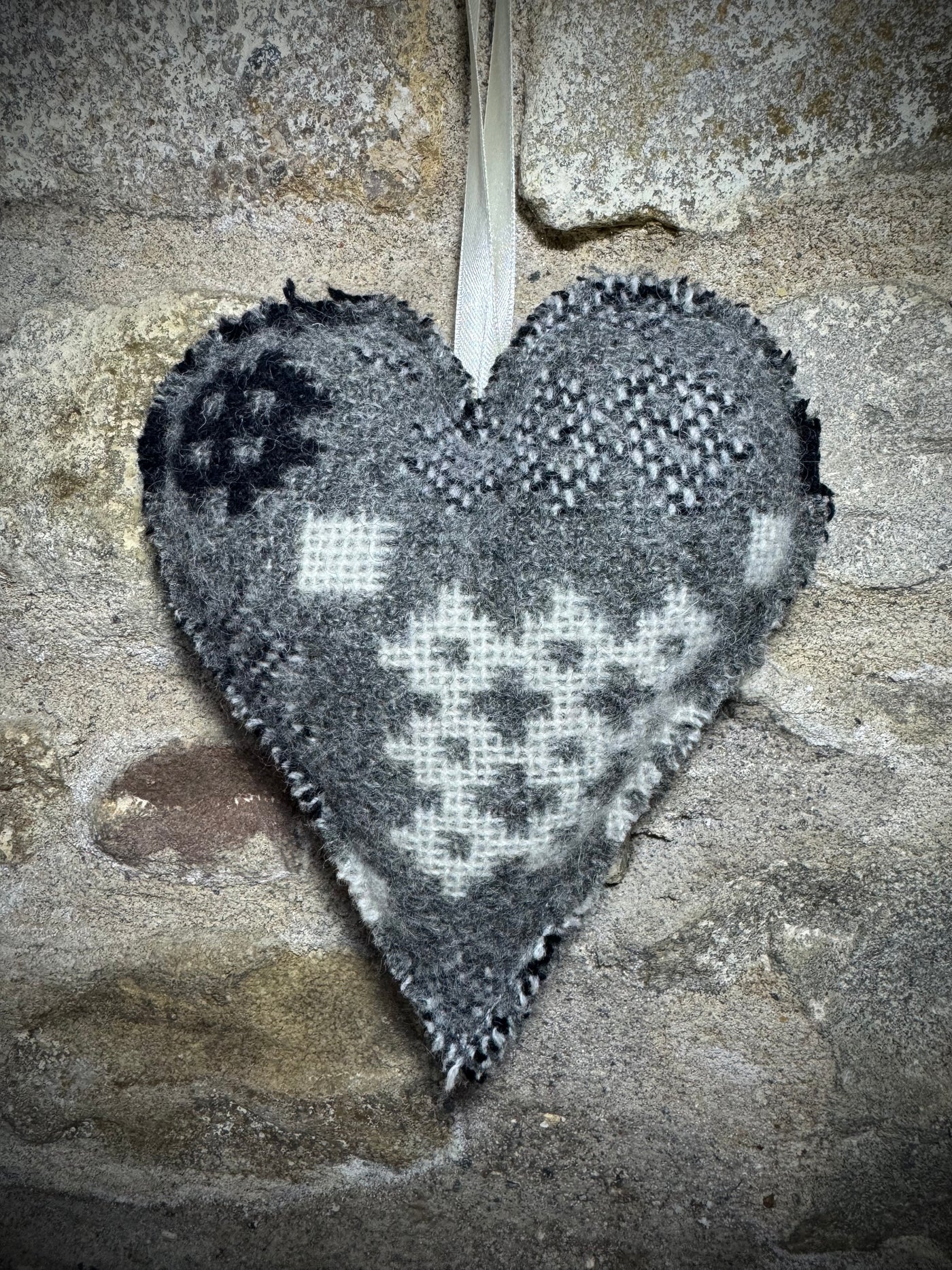 Woollen Tapestry Hanging Heart Decoration - Llwyd, Gwyn & Du