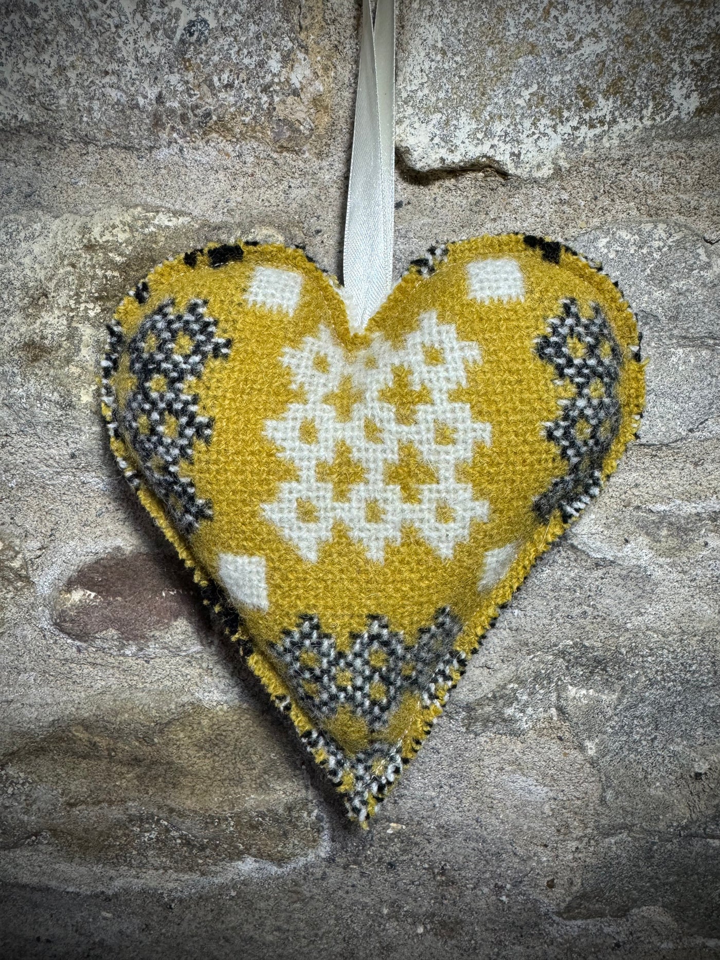 Welsh Tapestry Hanging Heart Decoration - Melyn, Llwyd & Du