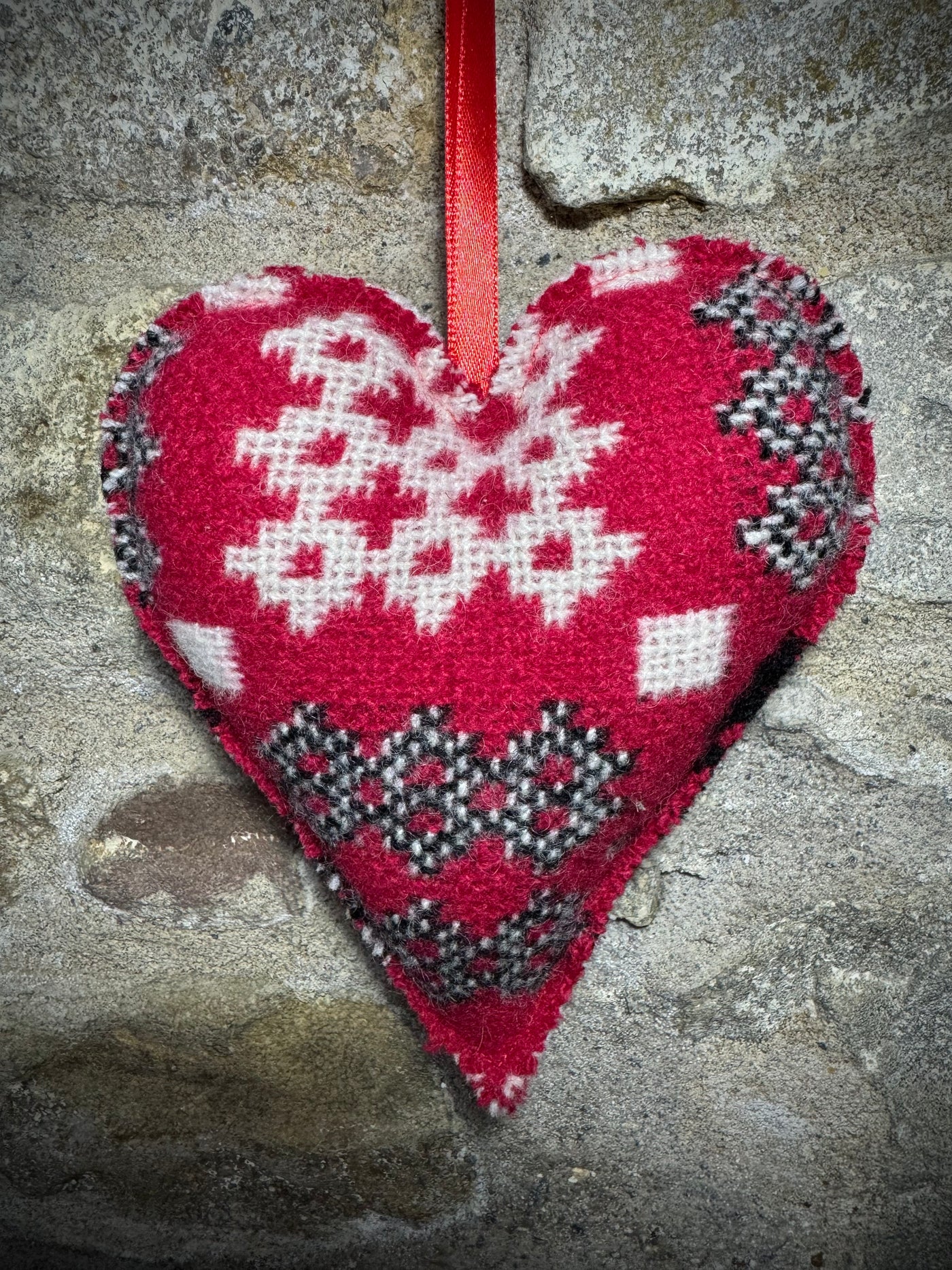 Welsh Tapestry Hanging Heart Decoration - Coch, Gwyn & Du