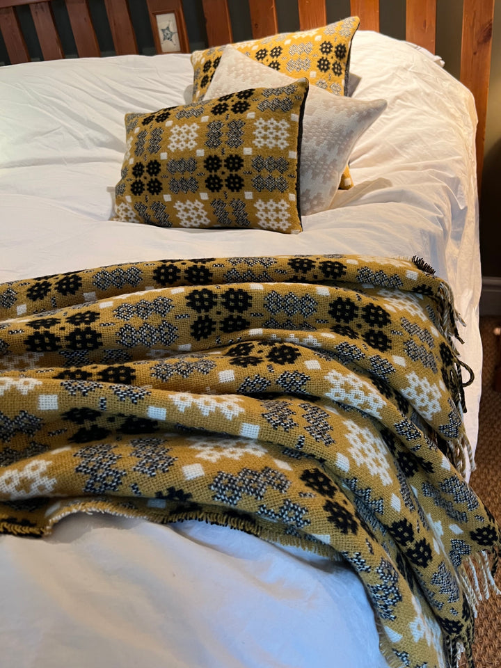 Welsh Tapestry Throw - Melyn, Gwyn & Du – Welsh Tweed